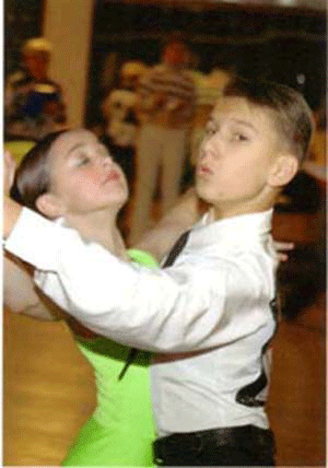 Танцуют победители межрегионального турнира Кубок СТК Виктория в г.Калуге в категории D 93-94: Катеринич Виктор и Цеван Надежда.
